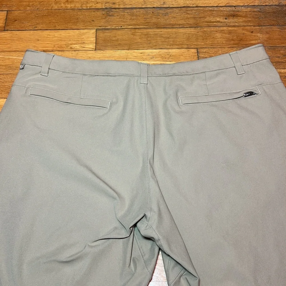 Lululemon Commission Shorts Slim 9” in Tofino Sand, size 38